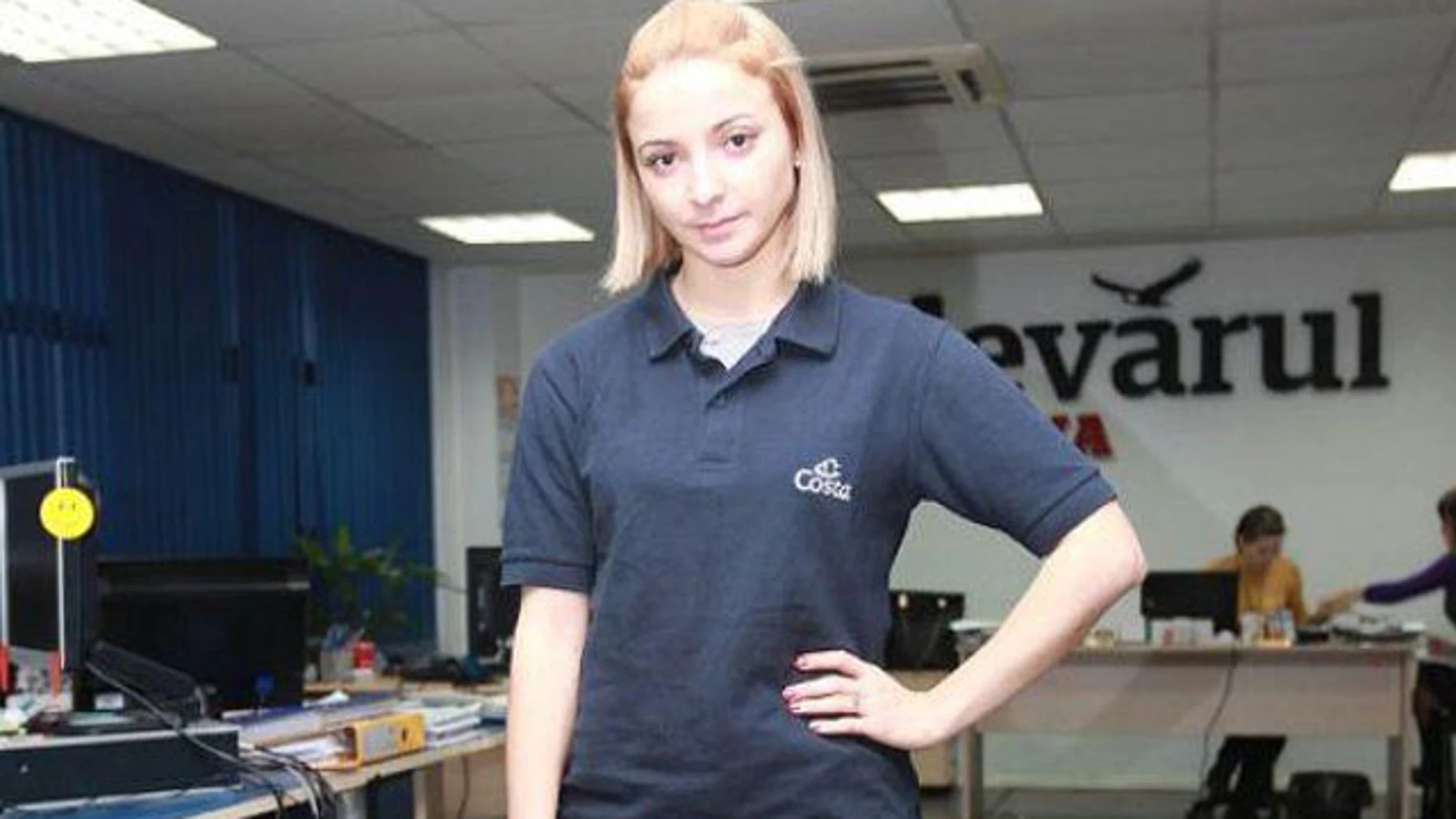 La joven trabaja para la empresa Costa La joven trabaja para la empresa Costa