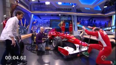 Cambiamos las ruedas al coche de Alonso con Antonio Lobato