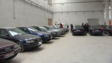 Navarra subasta coches oficiales y tractores para recortar gastos