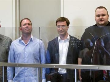Bram van der Kolk, Finn Batato, Mathias Ortmann y el fundador de la popular página de descargas MegaUpload, Kim Schmitz, están en prisión preventiva en Auckland
