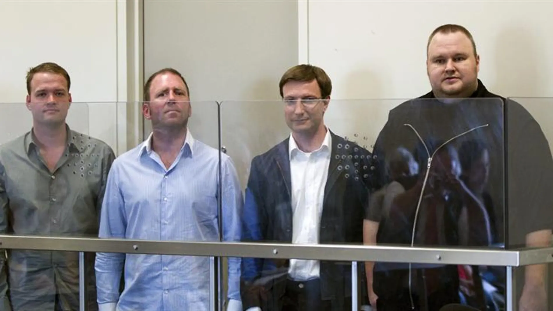Bram van der Kolk, Finn Batato, Mathias Ortmann y el fundador de la popular página de descargas MegaUpload, Kim Schmitz, están en prisión preventiva en Auckland Bram van der Kolk, Finn Batato, Mathias Ortmann y el fundador de la popular página de descargas MegaUpload, Kim Schmitz, están en prisión preventiva en Auckland