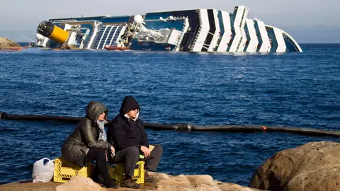 El Costa Concordia encallado junto a la isla de Giglio El Costa Concordia encallado junto a la isla de Giglio