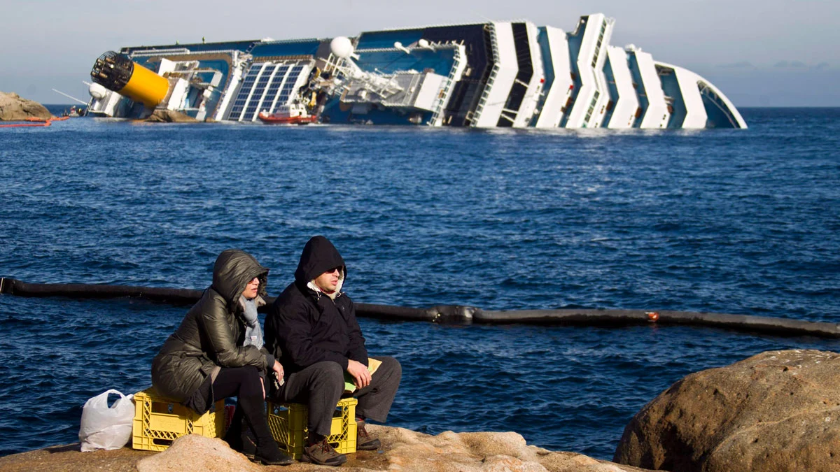 El Costa Concordia encallado junto a la isla de Giglio