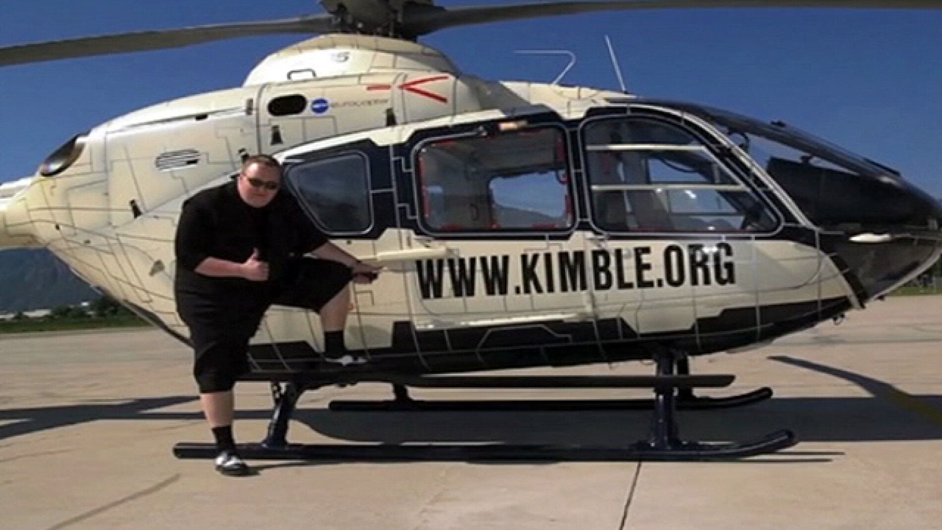  Kim Dotcom presume de helic&oacute;ptero