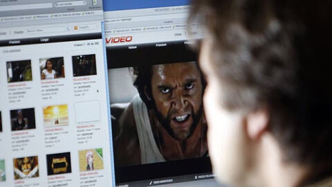 Usuario descargando pel&iacute;culas