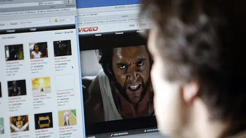 Usuario descargando películas Usuario descargando películas