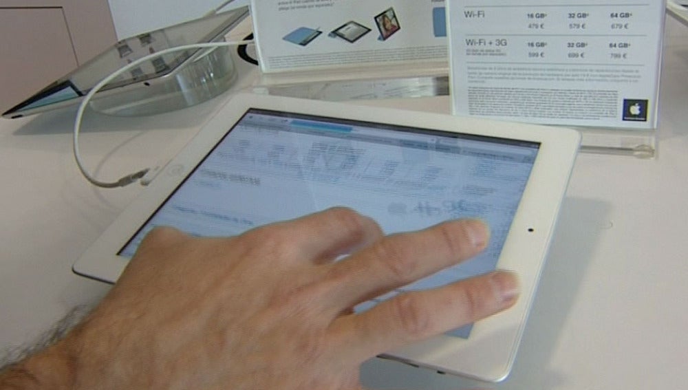 Un hombre utilizando una 'tablet'