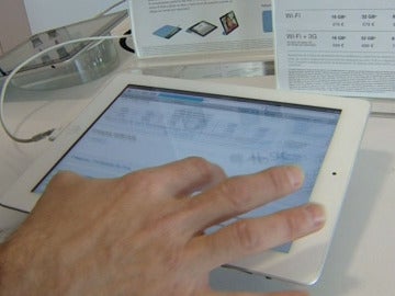 Un hombre utilizando una 'tablet' Un hombre utilizando una 'tablet'