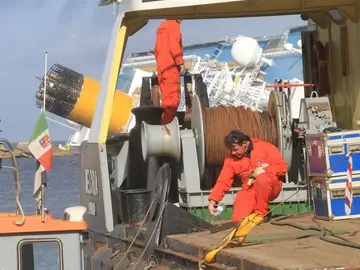 Trabajadores se preparan para limpiar el combustible del crucero Trabajadores se preparan para limpiar el combustible del crucero