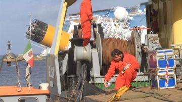 Trabajadores se preparan para limpiar el combustible del crucero