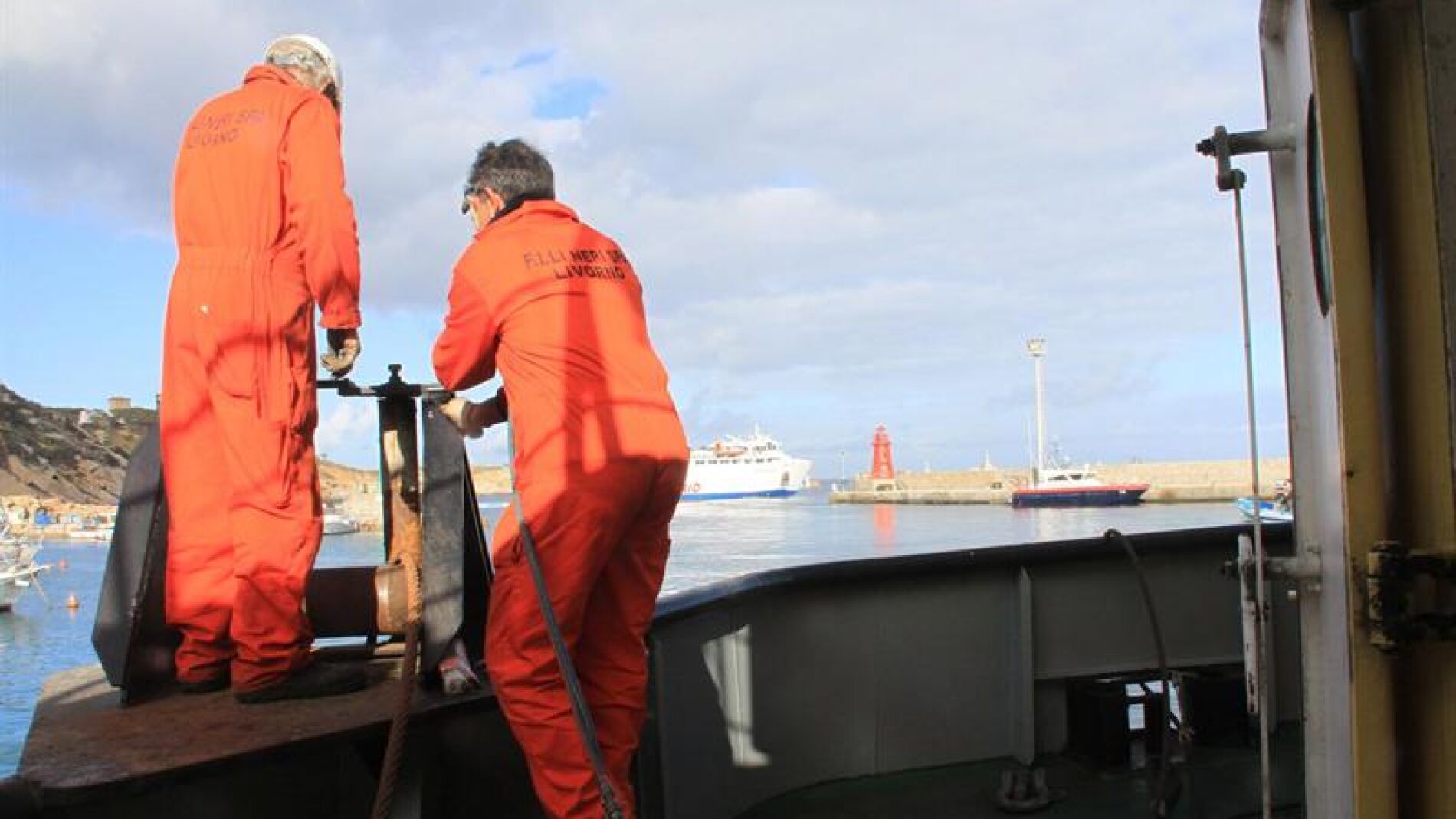 El Costa Concordia durante las labores de rescate
