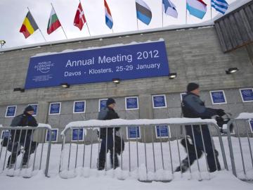 Policías suizos a las afueras del Centro de Congresos de Davos