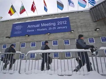 Policías suizos a las afueras del Centro de Congresos de Davos Policías suizos a las afueras del Centro de Congresos de Davos