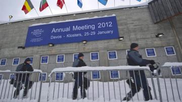 Policías suizos a las afueras del Centro de Congresos de Davos