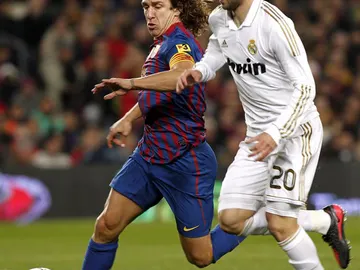 Puyol e Higuaín pugnan un balón en el Camp Nou Puyol e Higuaín pugnan un balón en el Camp Nou