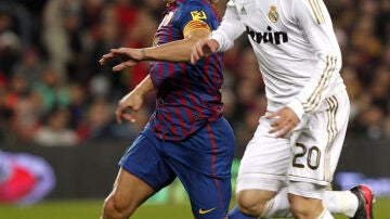 Puyol e Higuaín pugnan un balón en el Camp Nou