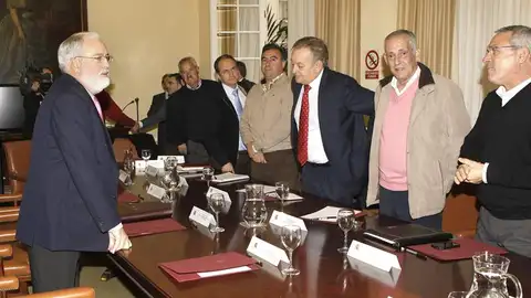 Arias Cañete anuncia ayuda a pescadores Arias Cañete anuncia ayuda a pescadores