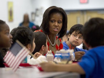 Michelle Obama en el comedor de un colegio