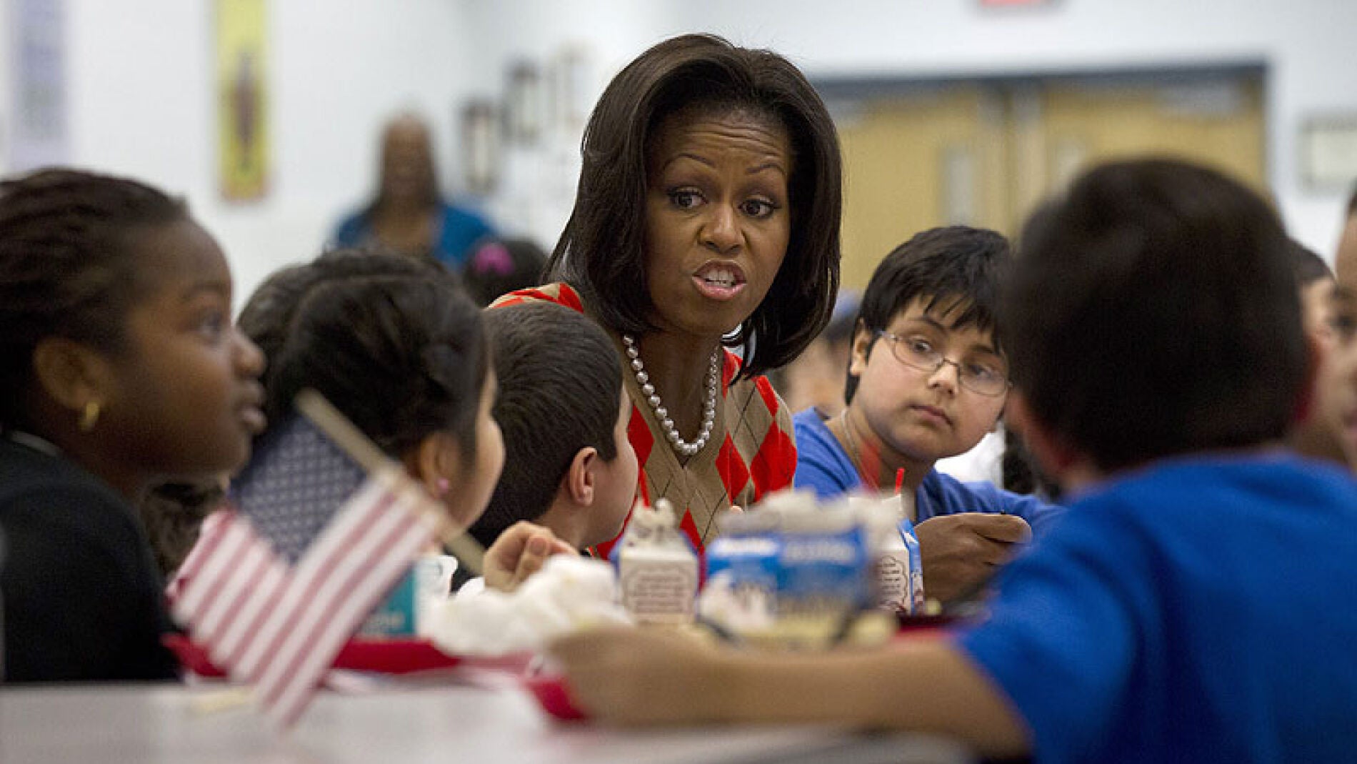 Michelle Obama en el comedor de un colegio
