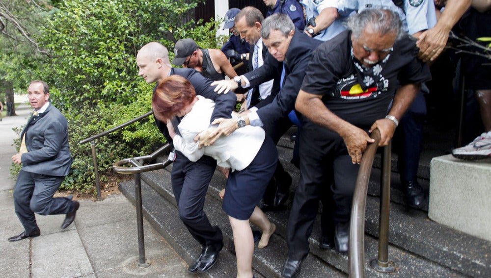 La primera ministra australiana huye de los manifestantes