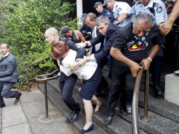 La primera ministra australiana huye de los manifestantes La primera ministra australiana huye de los manifestantes