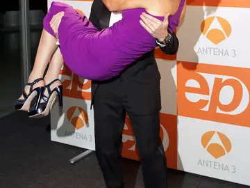 Susanna Griso es cogida en brazos de Pablo Motos Susanna Griso es cogida en brazos de Pablo Motos