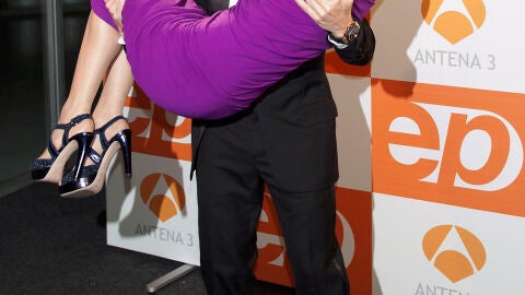 Susanna Griso es cogida en brazos de Pablo Motos