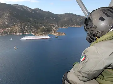 Vista aérea del Costa Concordia Vista aérea del Costa Concordia