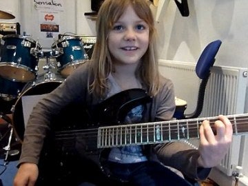 Zoe Thomson, un prodigio de ocho años que triunfa en internet gracias a su guitarra Zoe Thomson, un prodigio de ocho años que triunfa en internet gracias a su guitarra