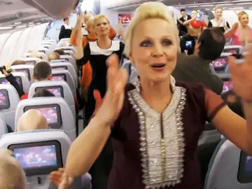 Azafatas de Finnair bailando Azafatas de Finnair bailando