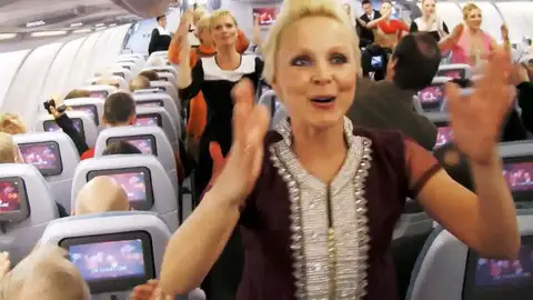 Azafatas de Finnair bailando Azafatas de Finnair bailando