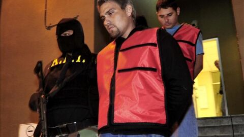  Un agente estatal custodia al exfutbolista Omar Ortiz Uribe, alias "el Gato".