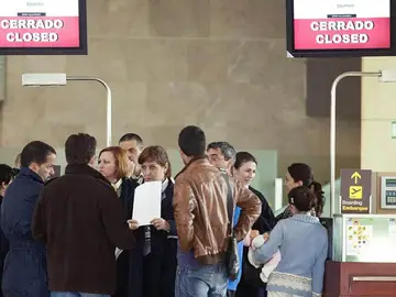 Pasajeros de Spanair en uno de los mostradores cerrados de la compañía Pasajeros de Spanair en uno de los mostradores cerrados de la compañía