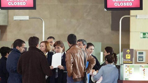 Pasajeros de Spanair en uno de los mostradores cerrados de la compa&ntilde;&iacute;a