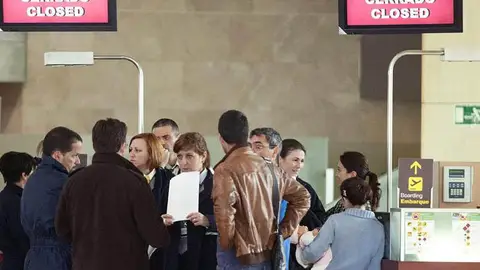 Pasajeros de Spanair en uno de los mostradores cerrados de la compañía Pasajeros de Spanair en uno de los mostradores cerrados de la compañía