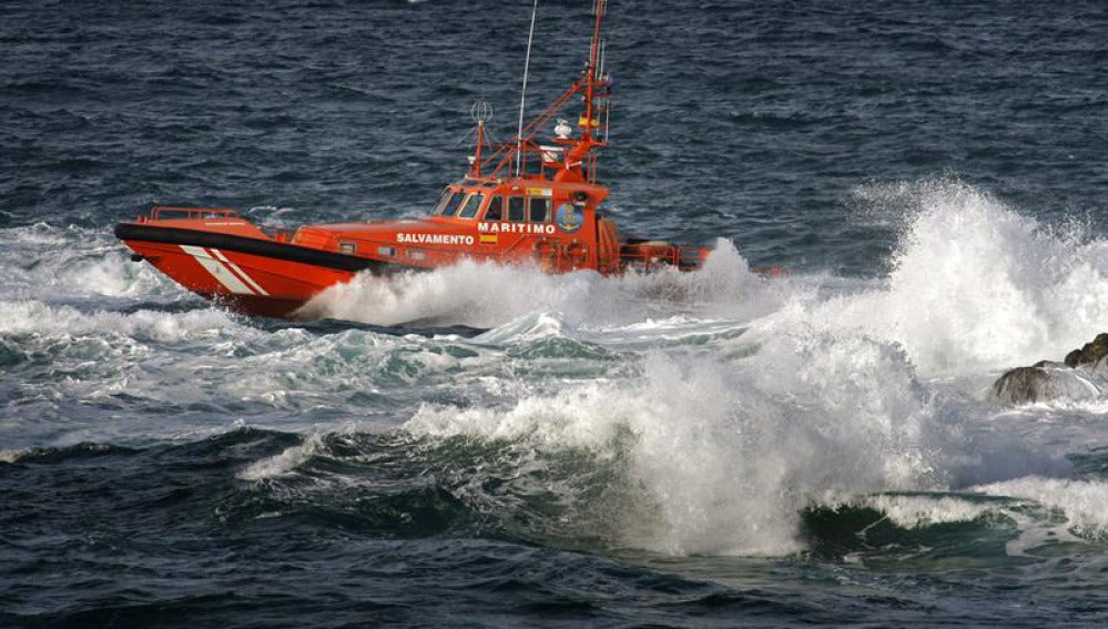 Un lancha de Salvamento Marítimo en busca de los tres desparecidos