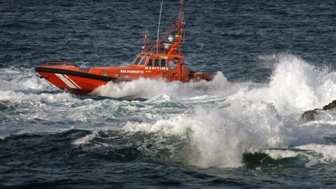Un lancha de Salvamento Mar&iacute;timo en busca de los tres desparecidos