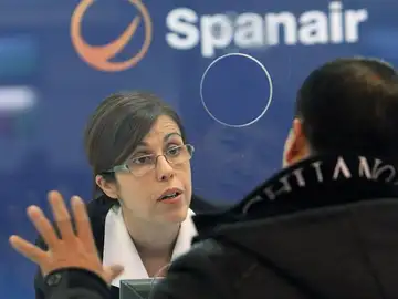 Trabajadores de Spanair atienden a los afectados Trabajadores de Spanair atienden a los afectados