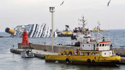 Labores de extracción en el Costa Concordia Labores de extracción en el Costa Concordia