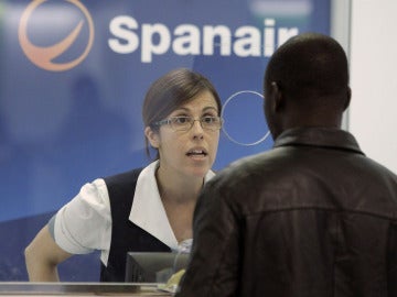 Una empleada de Spanair atiende en uno de los mostradores