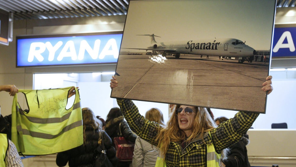 Una trabajadora de Spanair protesta en el aeropuerto de Madrid-Barjas