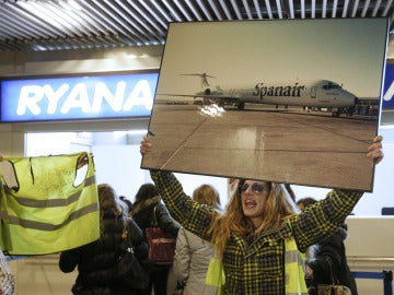 Una trabajadora de Spanair protesta en el aeropuerto de Madrid-Barjas