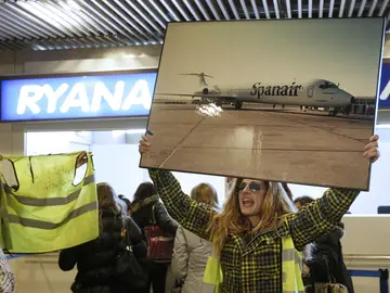 Una trabajadora de Spanair protesta en el aeropuerto de Madrid-Barjas Una trabajadora de Spanair protesta en el aeropuerto de Madrid-Barjas