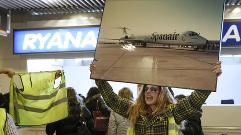 Una trabajadora de Spanair protesta en el aeropuerto de Madrid-Barjas Una trabajadora de Spanair protesta en el aeropuerto de Madrid-Barjas