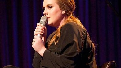 Adele regresa a los escenarios tras su operación de cuerdas vocales