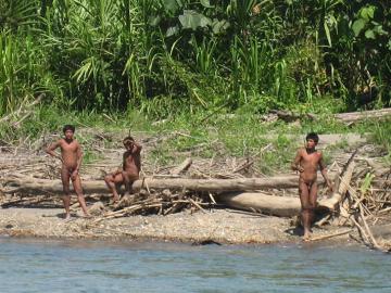 Indígenas en la amazonia peruana Indígenas en la amazonia peruana
