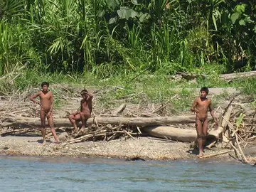 Indígenas en la amazonia peruana Indígenas en la amazonia peruana