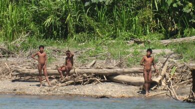Un fotógrafo español captura imágenes de índigenas aislados en el amazonas peruano