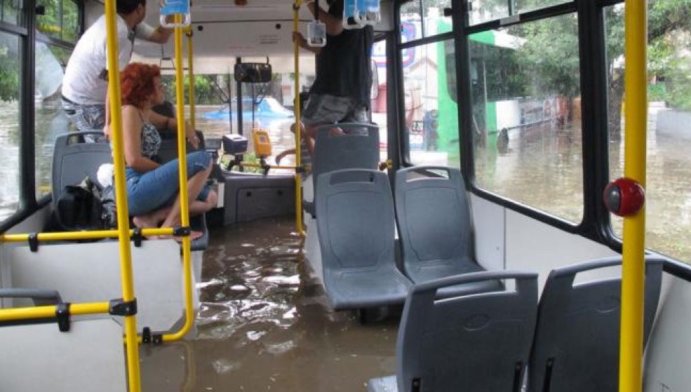 Autobús inundado