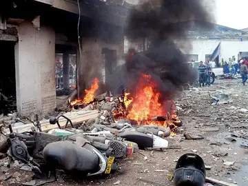 Los escombros dejados por la explosión de una moto-bomba Los escombros dejados por la explosión de una moto-bomba